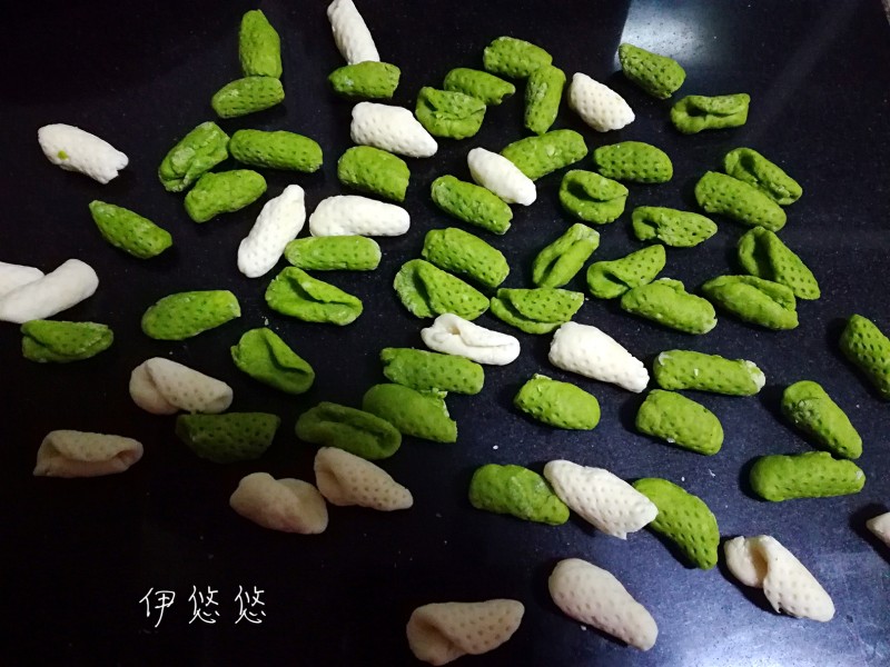 双色麻食的做法