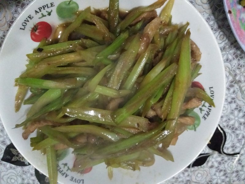 芹菜炒肉的做法