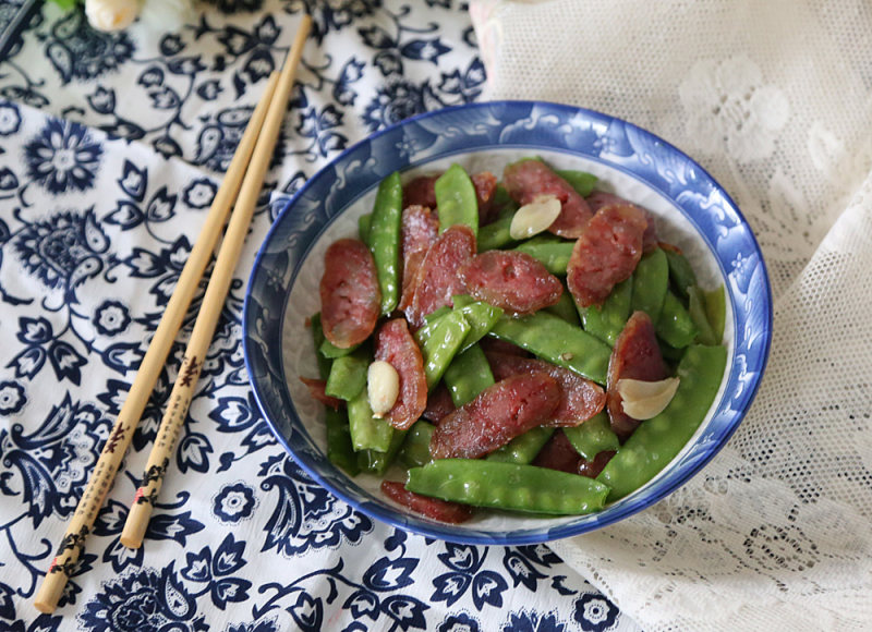 “花样美食”荷兰豆炒腊肠的做法