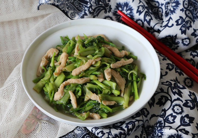 “春食野菜”水芹菜炒鸡丝的做法