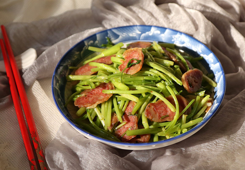 “春食野菜”芦蒿炒腊肠的做法