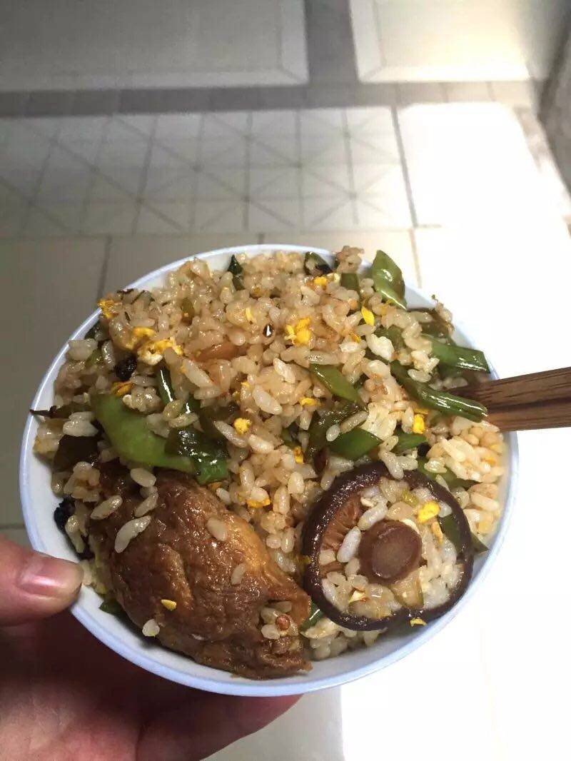 香菇豆角鸡蛋炒饭的做法