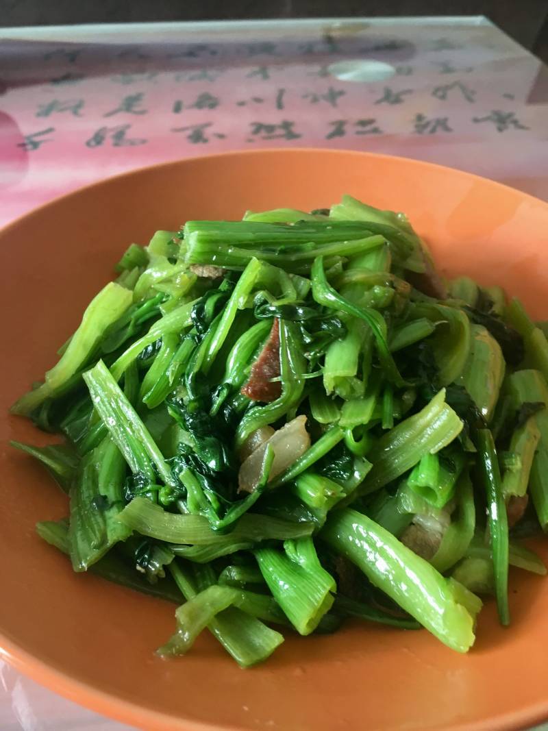 猪肉炒菠菜杆的做法