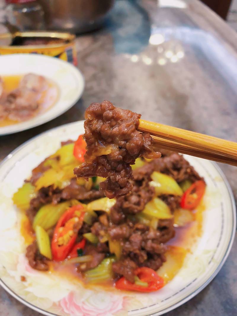 黑椒牛肉炒西芹的做法