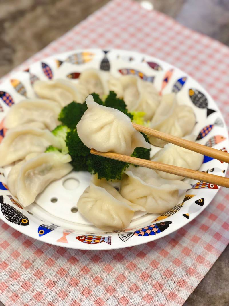 猪肉芹菜香葱水饺的做法