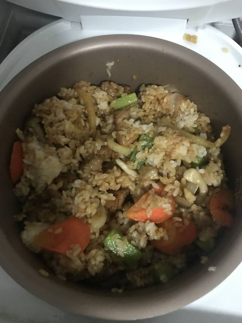 什锦蔬菜排骨煲仔饭的做法