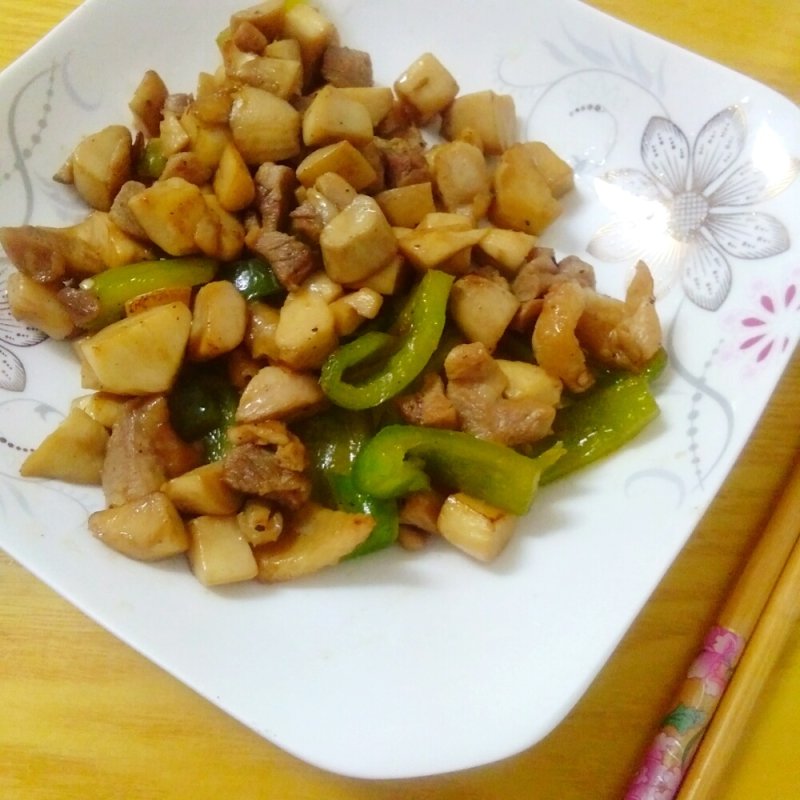 鸡腿菇炒鸡腿丁的做法