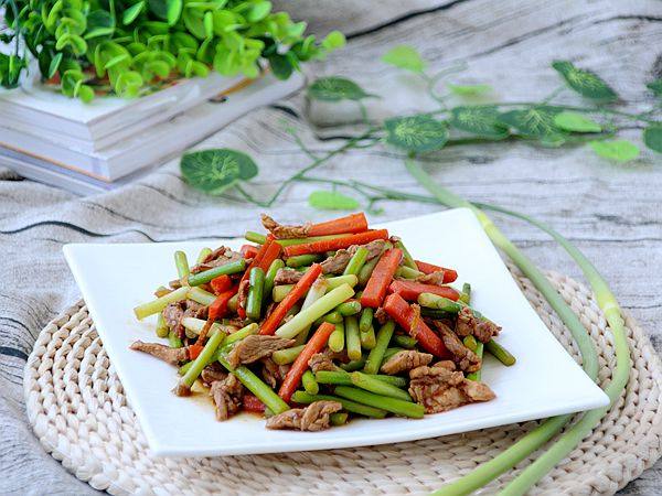 胡萝卜蒜苔炒肉的做法