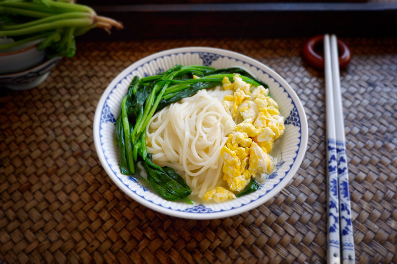 菠菜鸡蛋面的做法