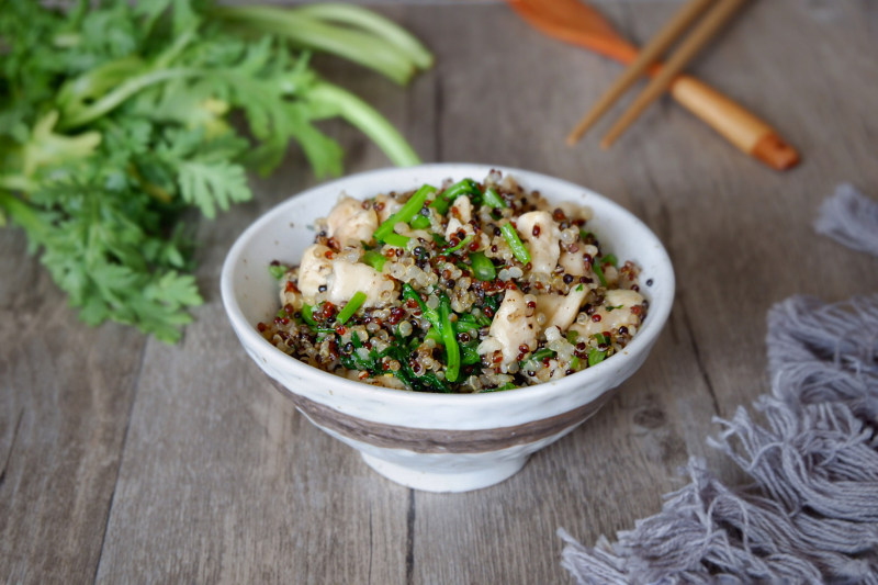 茼蒿鸡肉藜麦饭的做法