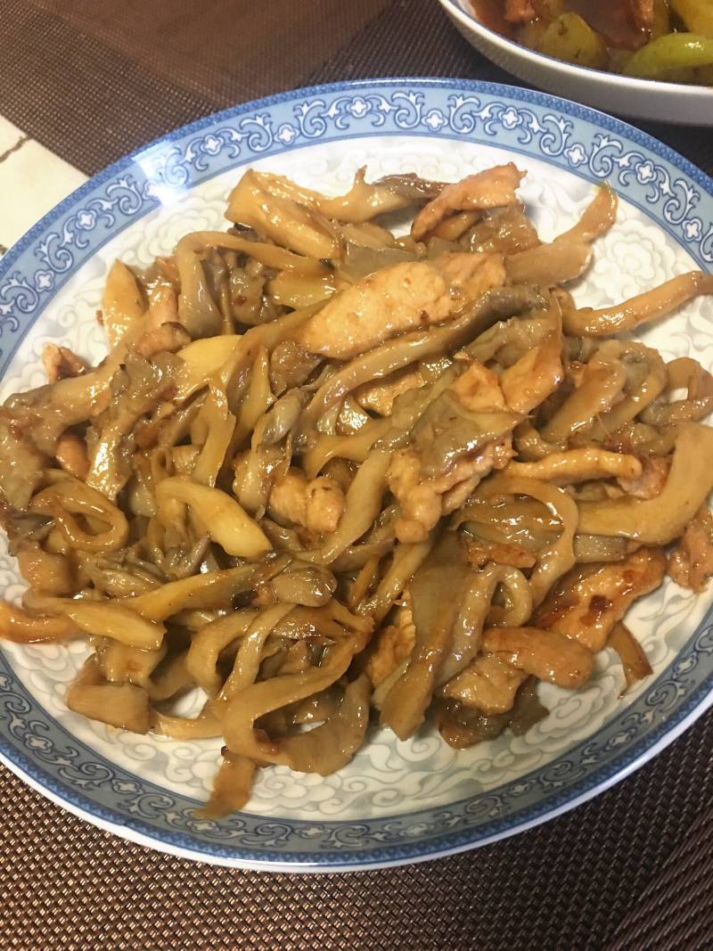 平菇炒肉的做法