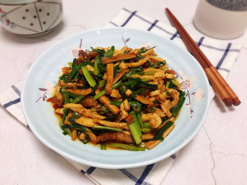 韭菜豆干炒鸡肉的做法