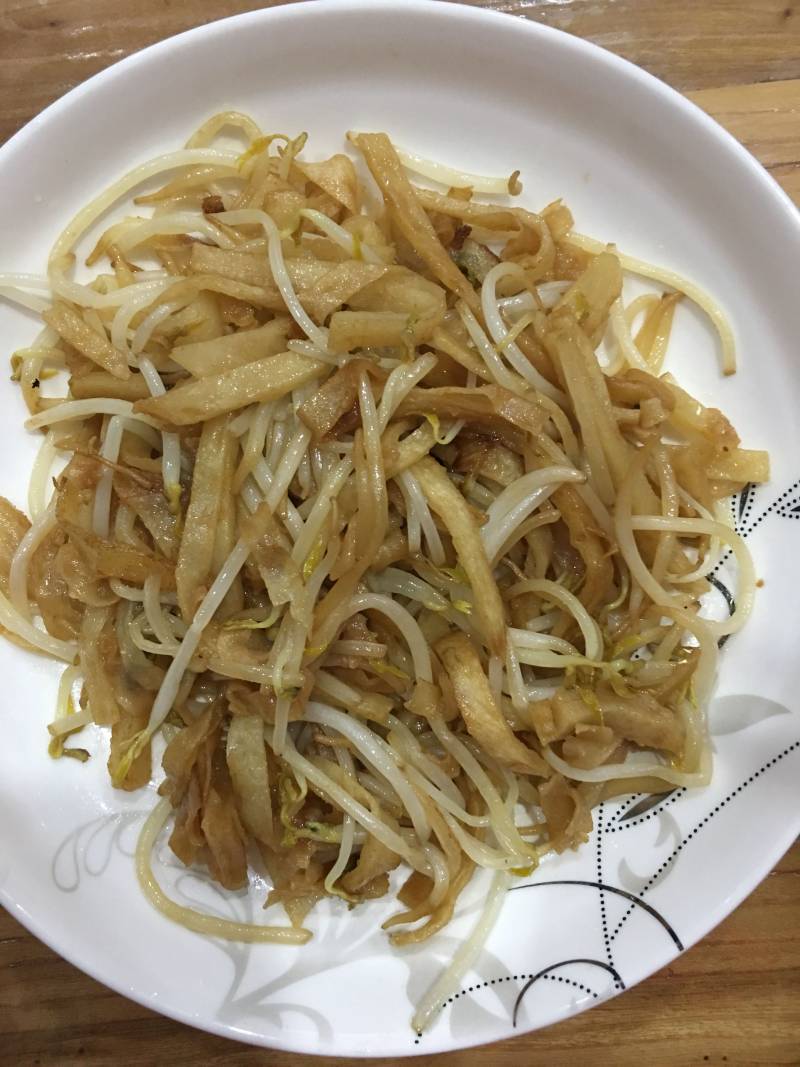 绿豆芽炒饼的做法