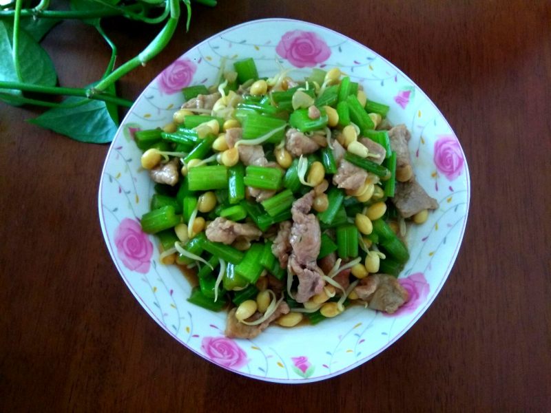 芹菜黄豆芽炒肉的做法