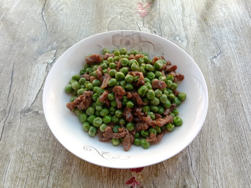 青豆炒牛肉粒的做法