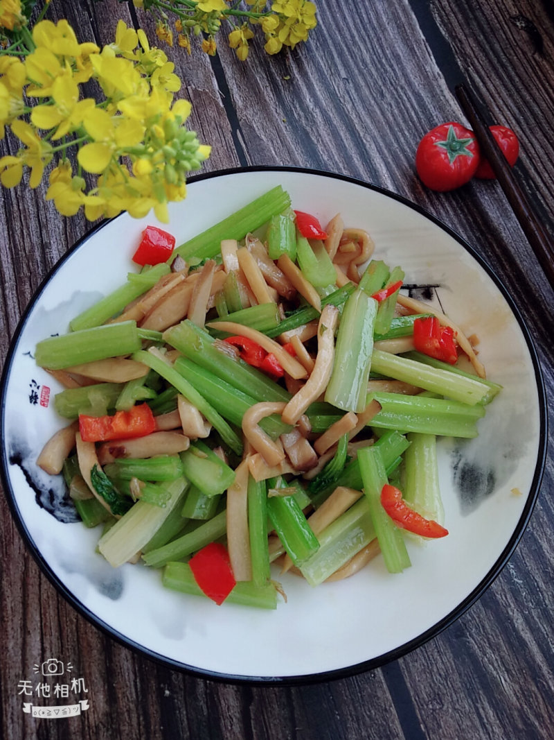 杏鲍菇炒芹菜的做法