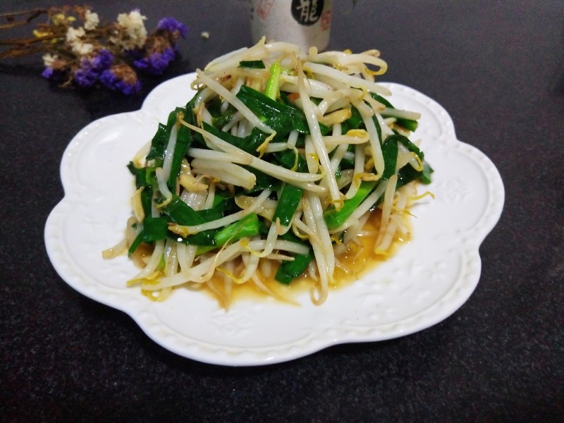 团圆饭-韭菜虾皮炒豆芽的做法