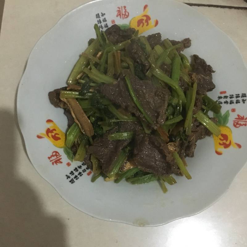 香芹炒牛肉的做法