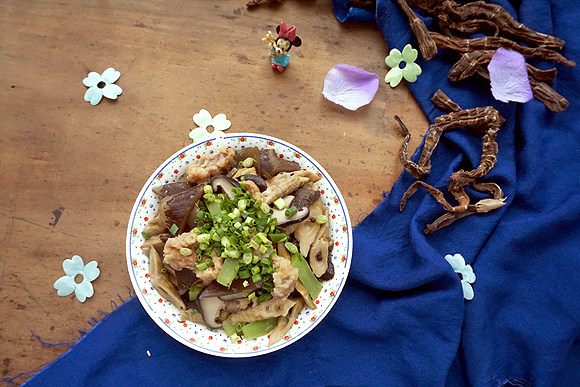 笋干酥肉烧三鲜的做法