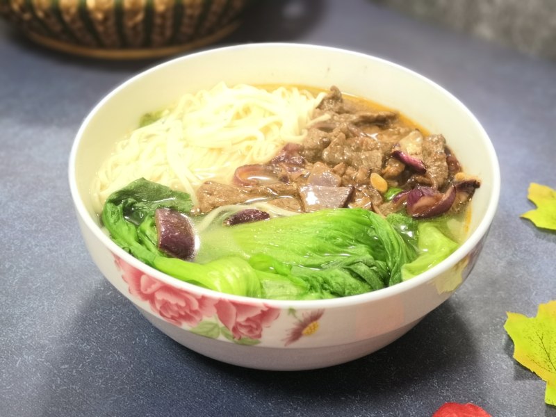 洋葱炒牛肉青菜面的做法