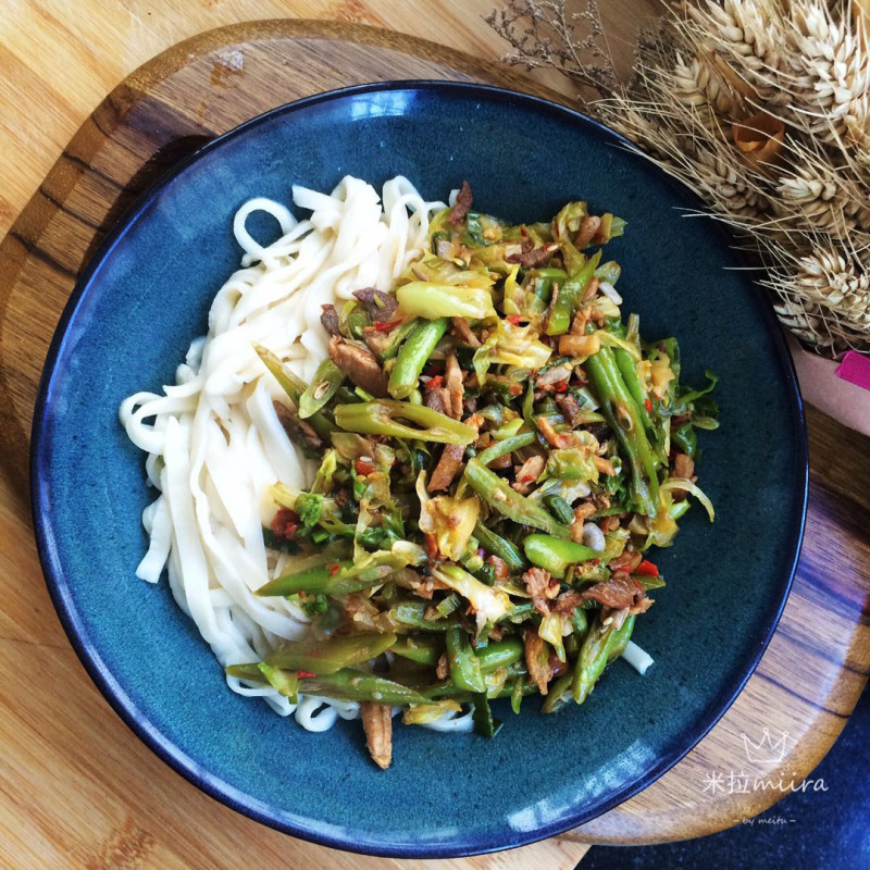 包菜豆角肉丝拌面的做法