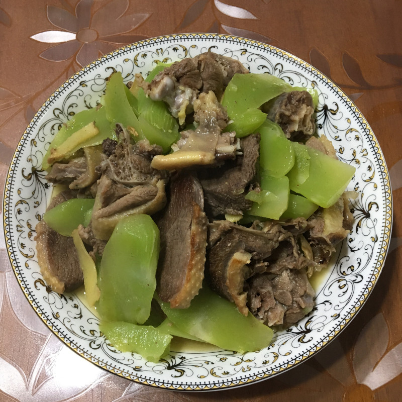 莴笋焖鸭肉的做法