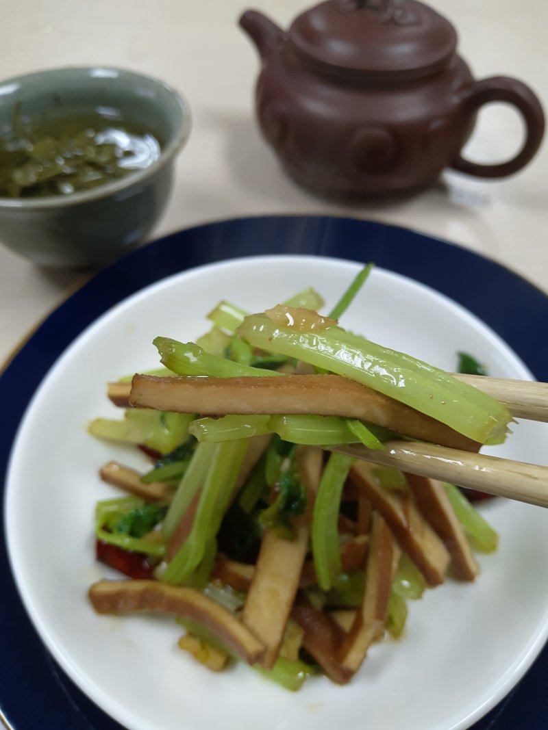 香芹炒香干的做法