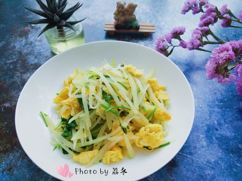 荽香土豆丝炒鸡蛋的做法