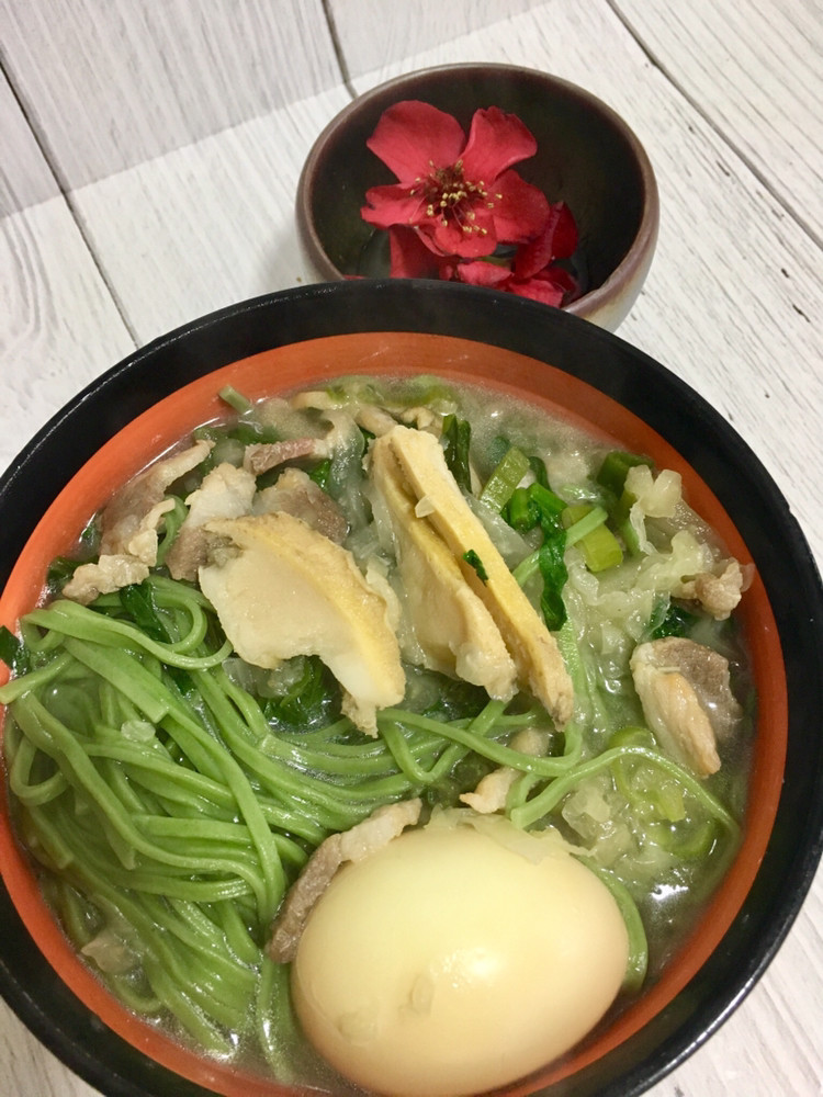 鸡蛋杂蔬鲍鱼菠菜汤面的做法