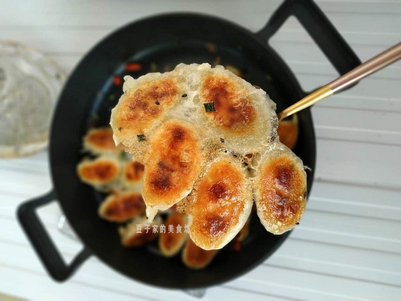 煎冰花饺子的做法