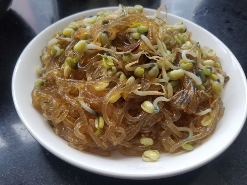 绿豆芽炒粉条的做法