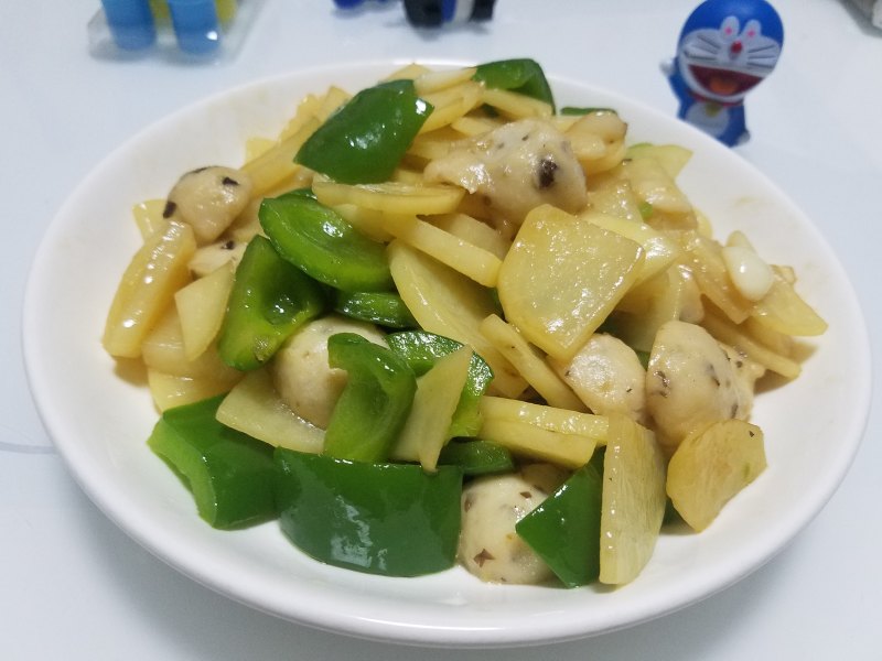 土豆青椒炒鱼丸的做法