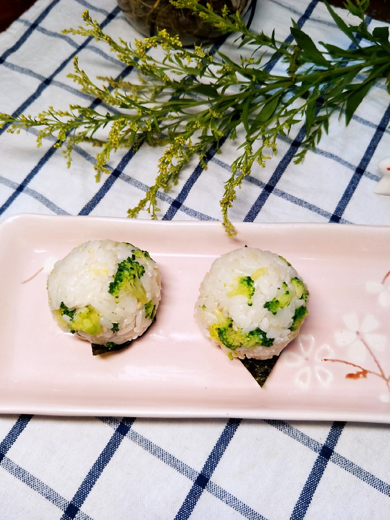 西兰花鸡肉饭团的做法