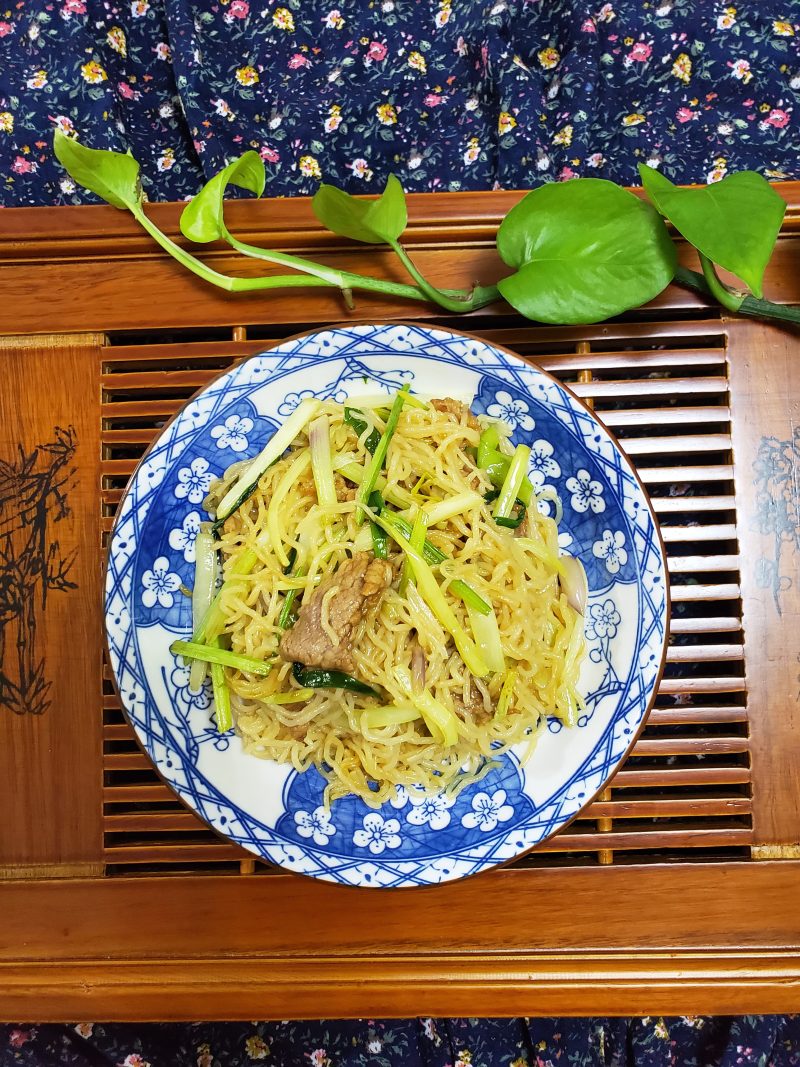 香芹韭黄肉片炒米粉的做法