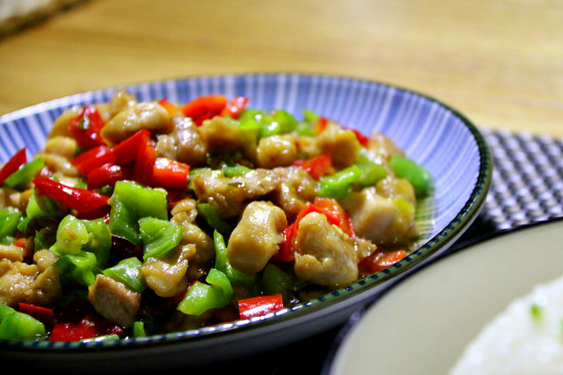 下饭菜青椒鸡腿肉的做法