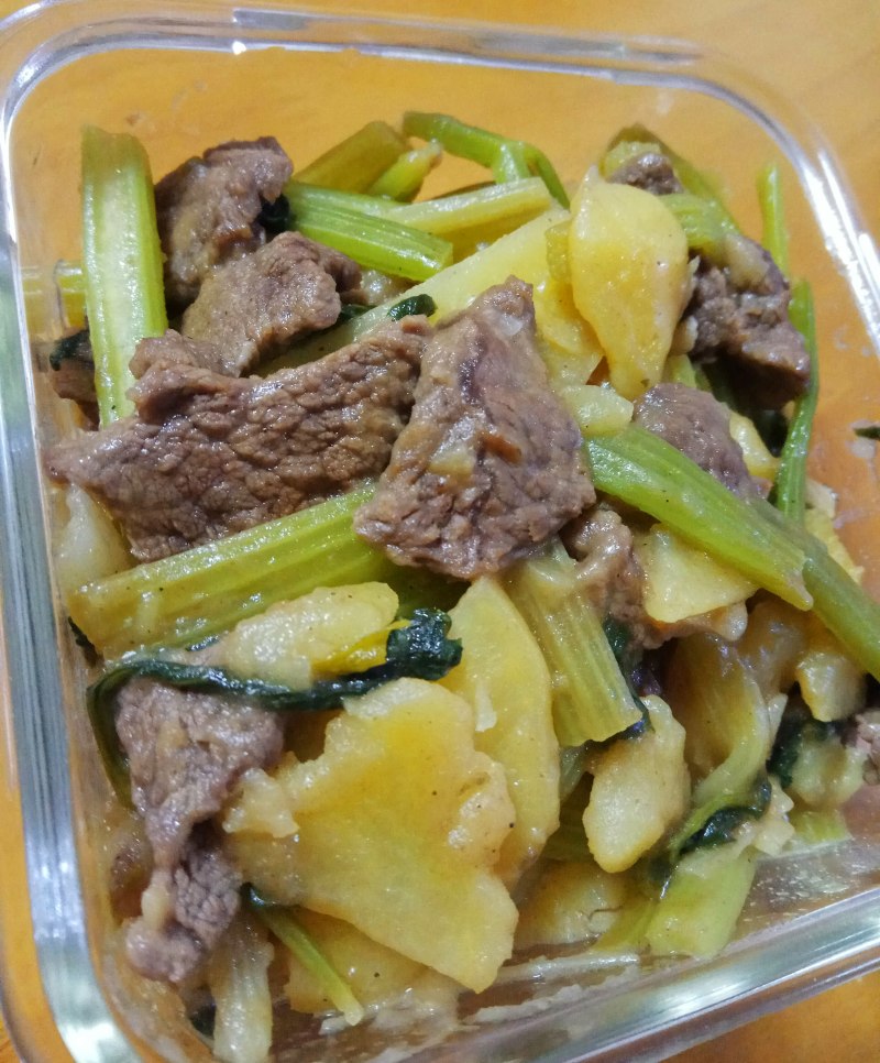 土豆芹菜炒牛肉的做法