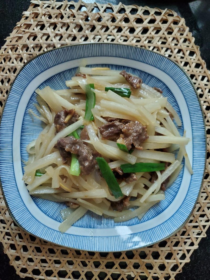 萝卜条炒牛肉的做法