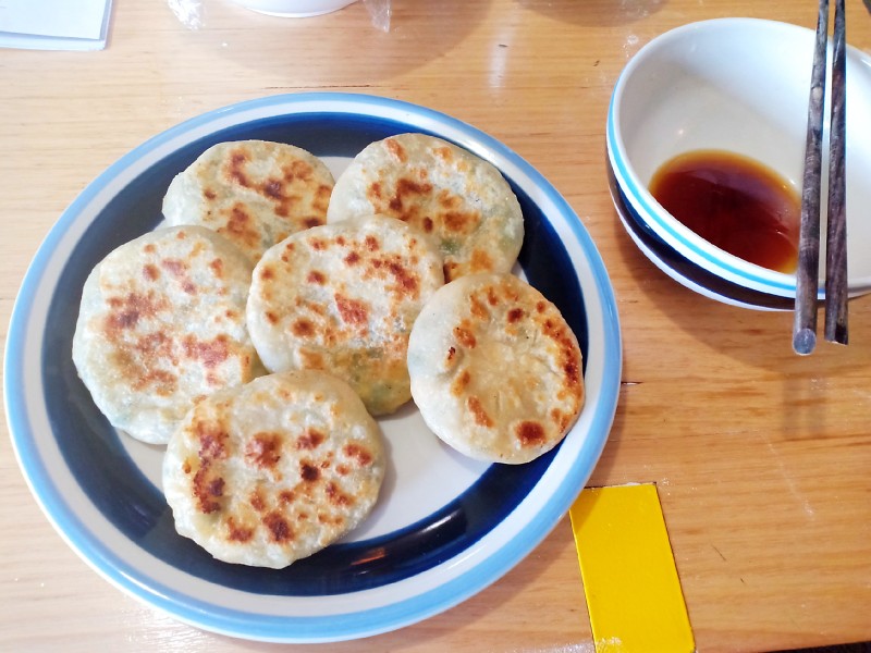 韭菜鸡蛋虾仁肉馅饼的做法