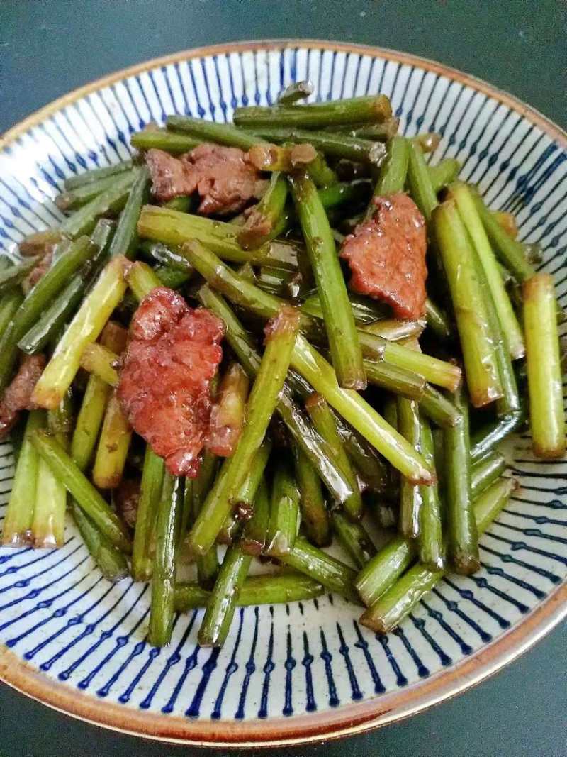 快手好吃的下饭菜蒜苔炒肉的做法