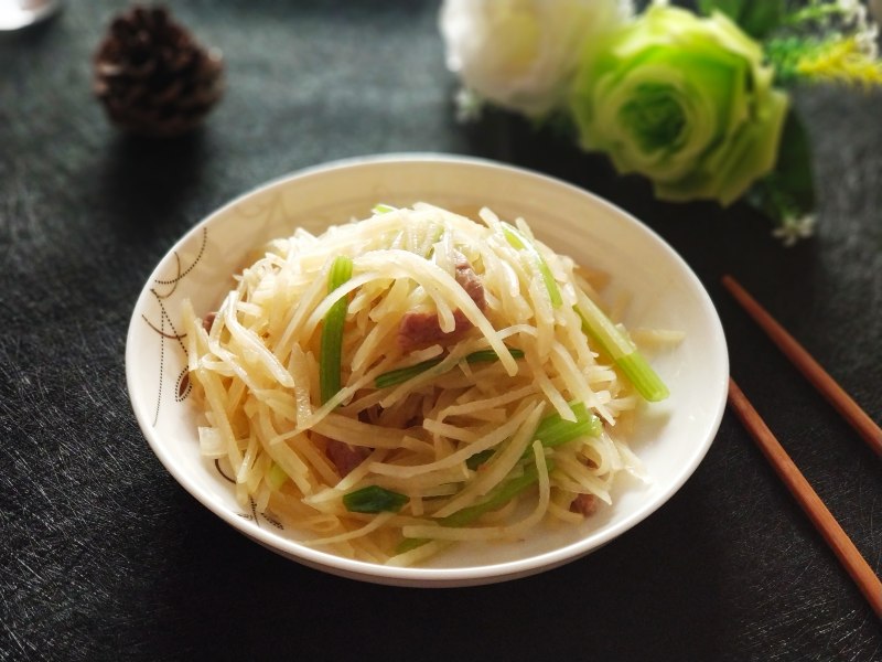 土豆丝炒芹菜的做法