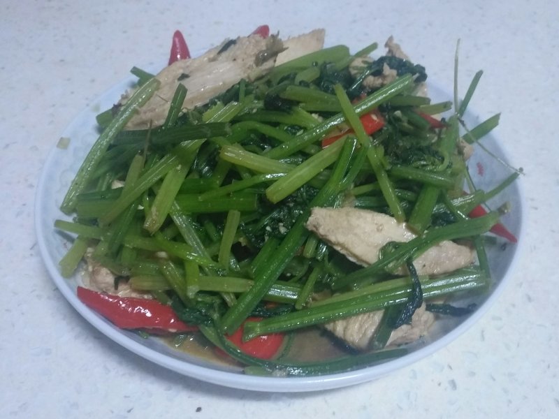 芹菜炒鸡胸肉的做法