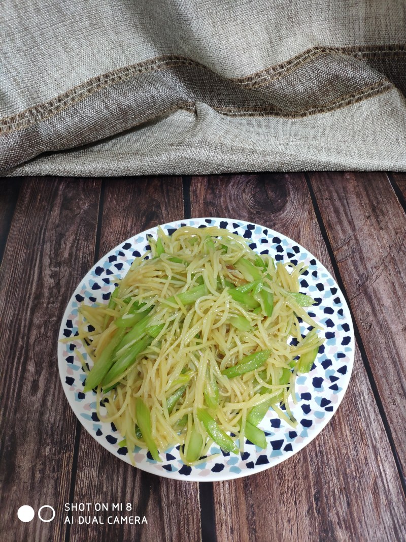 芹菜炒土豆丝的做法