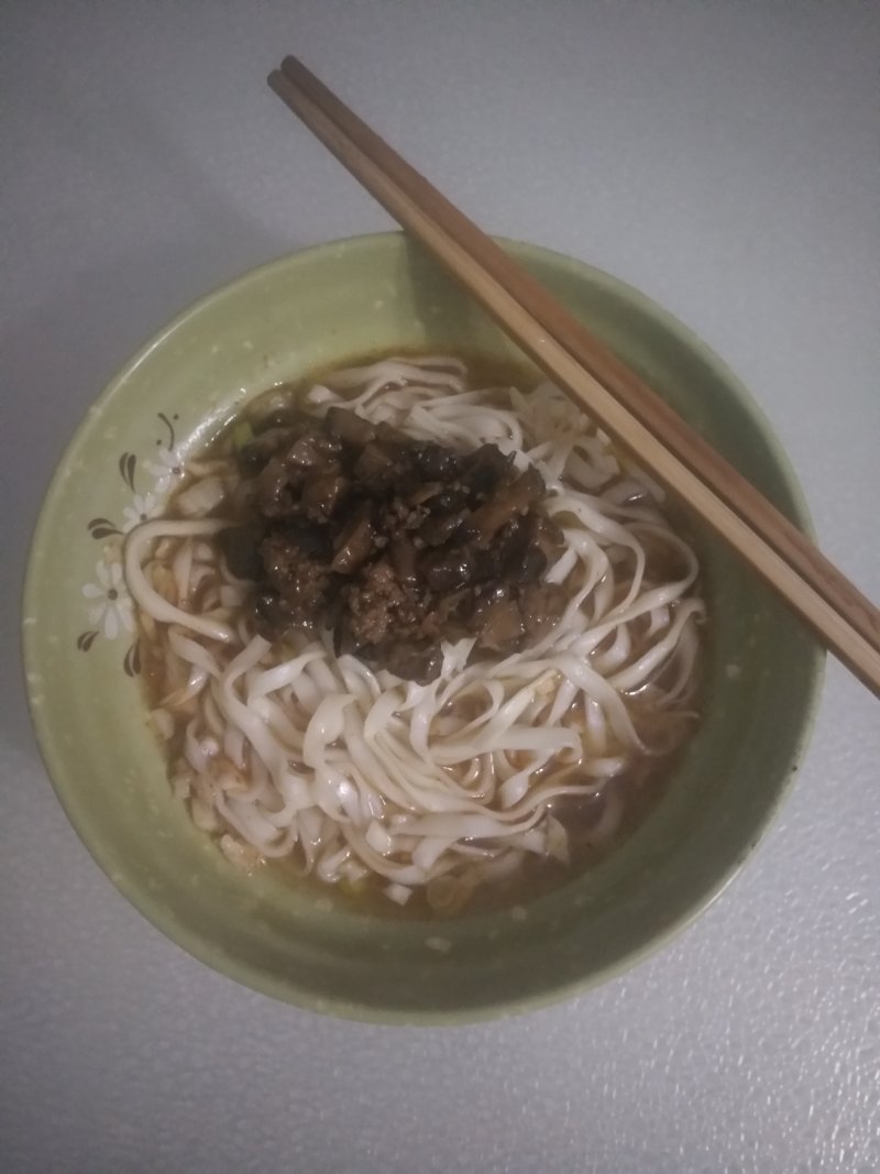 香菇肉酱酸辣面的做法