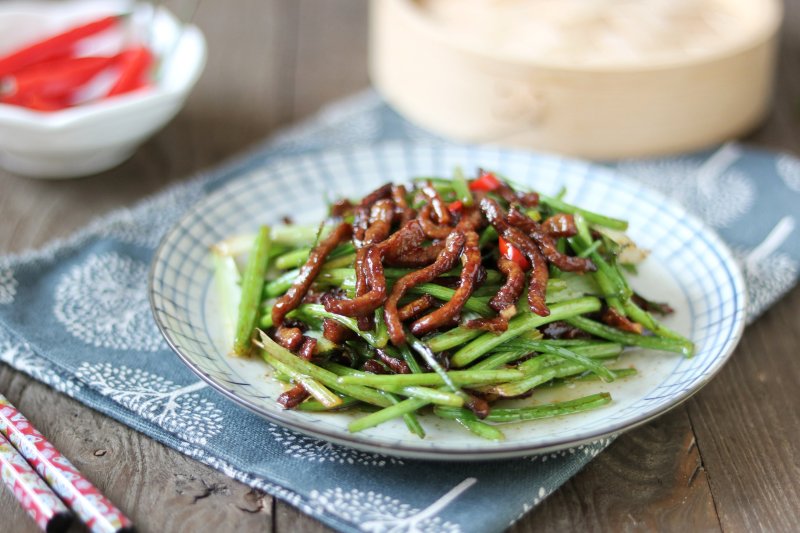 香菜梗炒牛肉的做法