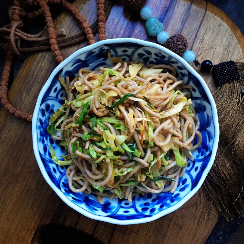 青蒜包菜炒饸饹的做法