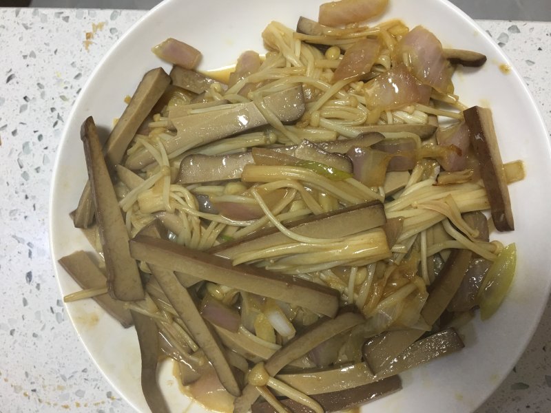 金针菇炒豆干的做法