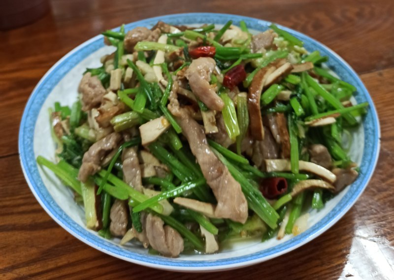 香芹豆干炒里脊肉丝的做法