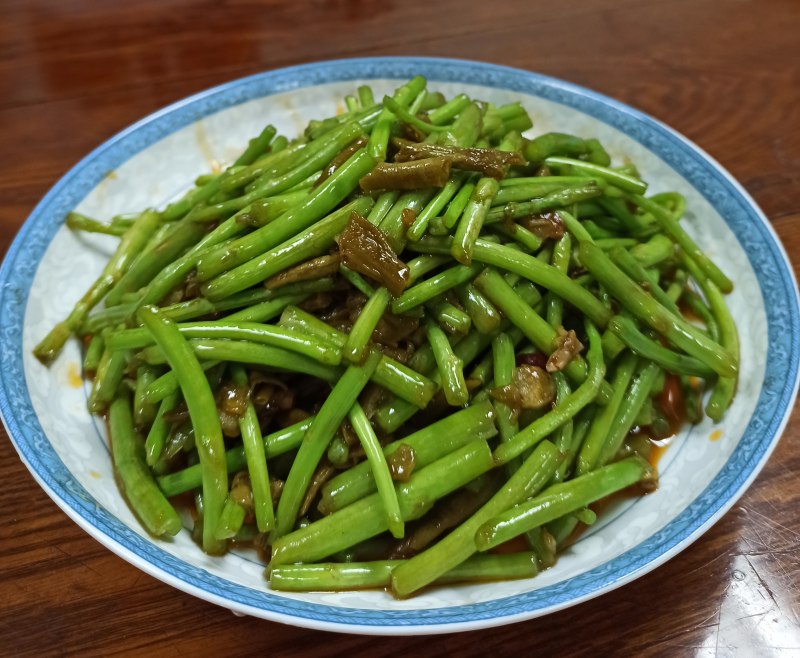 酸豆角辣炒芦蒿的做法