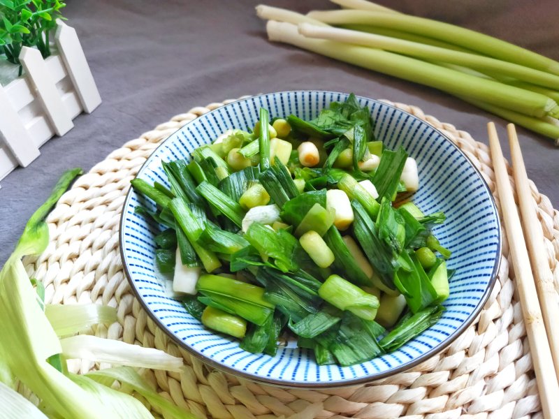 早餐必备的快手小咸菜：凉拌蒜苗的做法