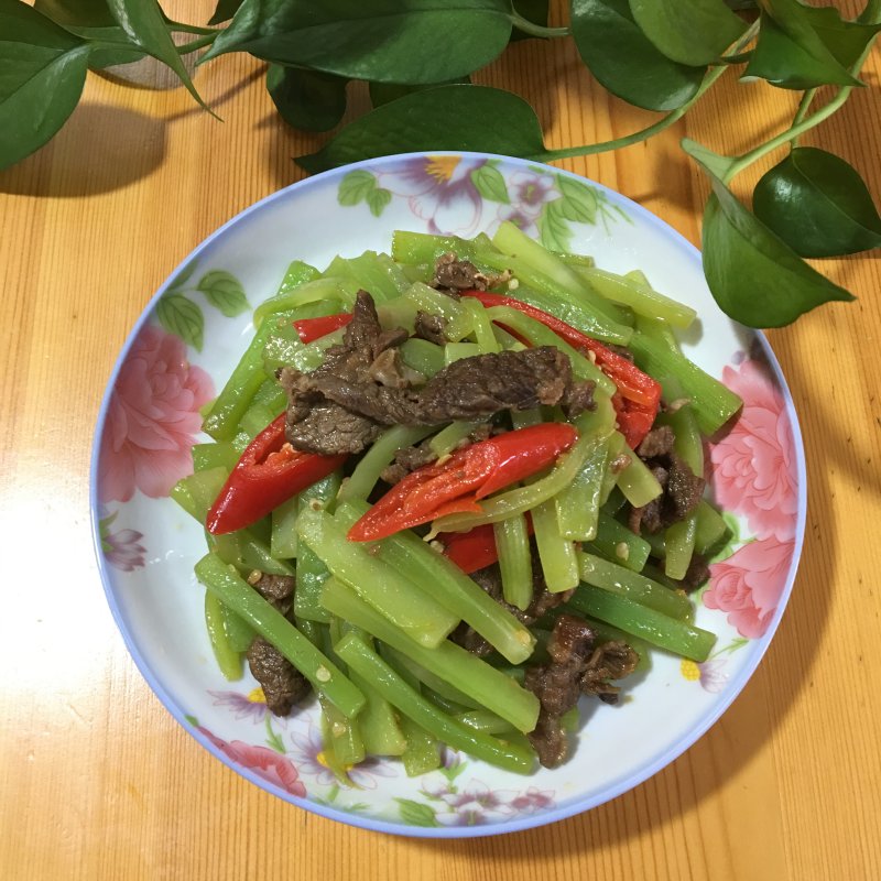 牛肉炒莴笋的做法